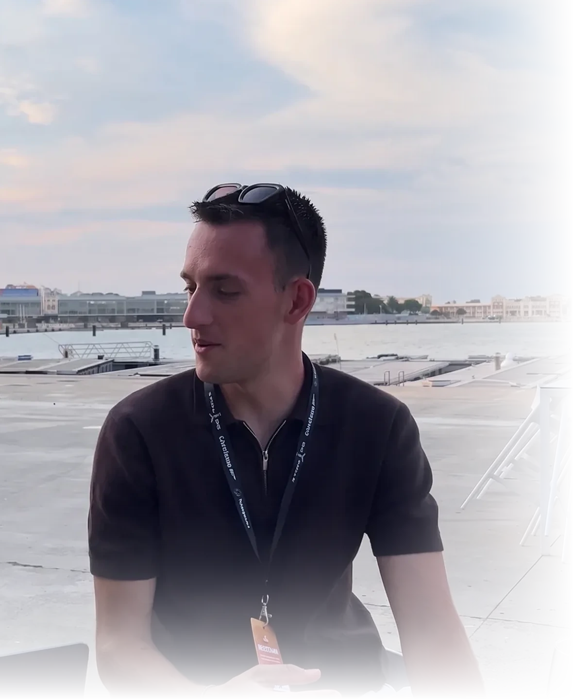 Daniel Brosed explicando un sistema en una sesión de trabajo